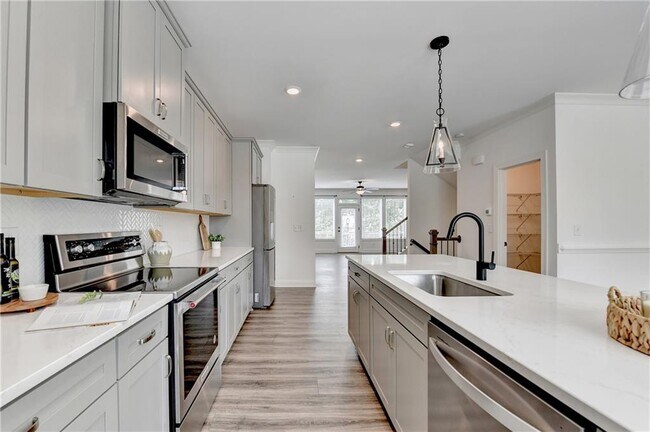 Building Photo - 6892 Roswell Rd NE