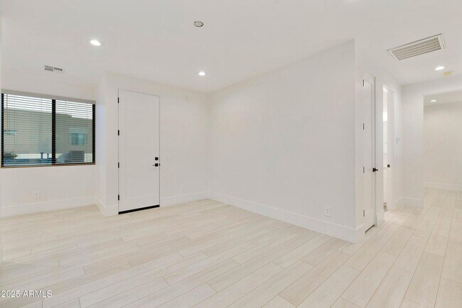 Building Photo - 1611 E Lamar Rd