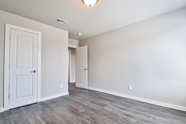 Building Photo - 208 Lake Ct