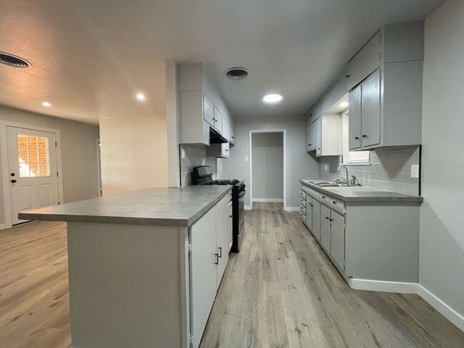 Building Photo - Cozy & Modern 3-Bedroom Retreat in Big Spring