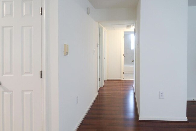 Building Photo - Modern Two Bedroom + Den Condo! Minutes to Congress Heights Metro!