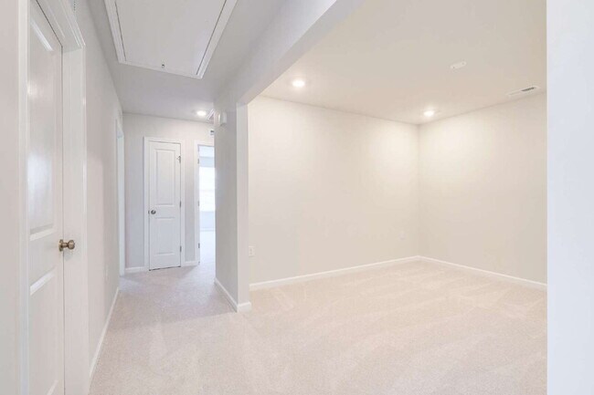 Building Photo - End-unit 3 bedroom townhome with Screened Porch!