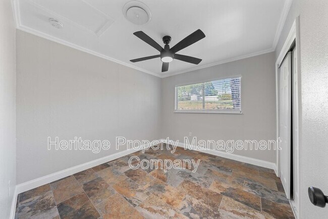 Building Photo - 640 Crest Ln