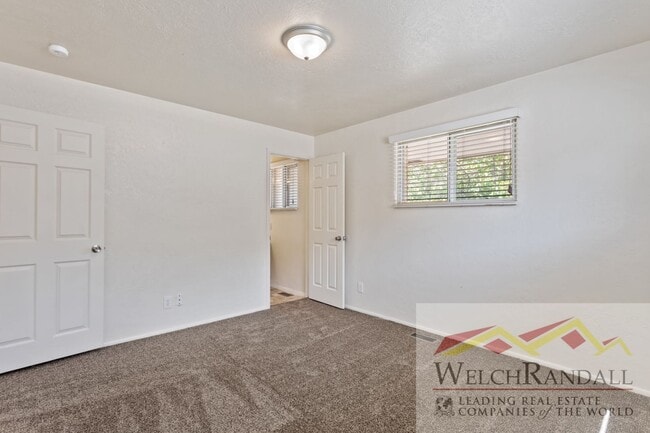 Building Photo - Elegant Layton Home Offering Space, Style,...