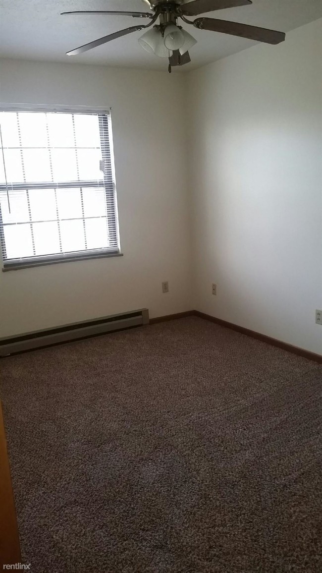 Building Photo - 2 br, 1 bath Apartment - Skyline Village