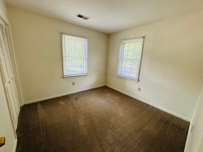 Building Photo - 218 Huntington Ln