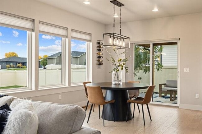 Building Photo - 4 Bed / 3 Bath Home in Silver Creek Estates (West End)