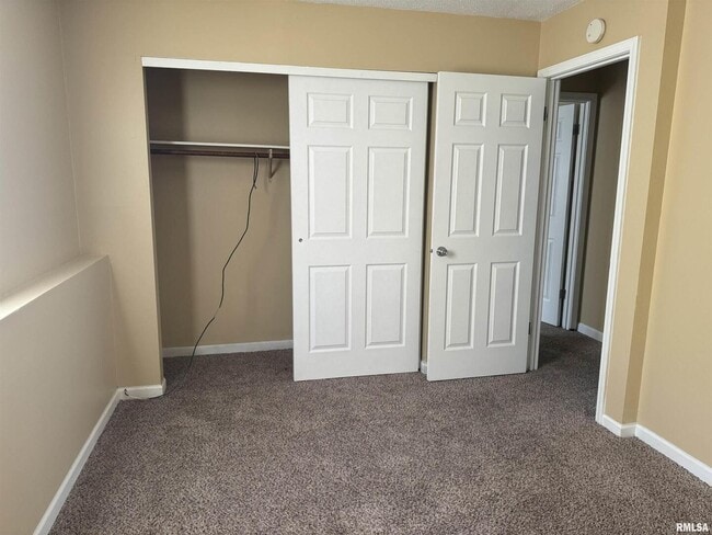 Building Photo - 415 W Cedar Ln Dr