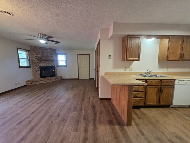 Building Photo - 1214 Bluestem Dr