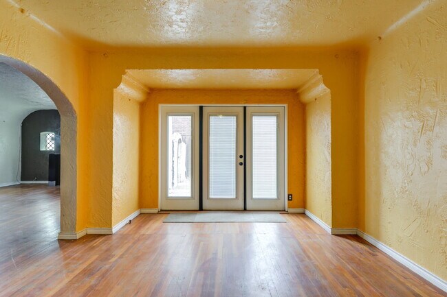 Building Photo - Charming Tuscany Villa block away from TTU