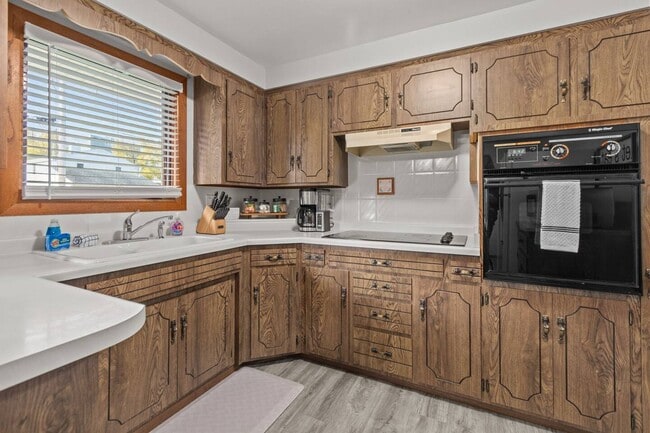 Building Photo - 1221 Kenwood St