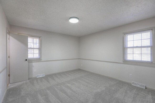 Building Photo - 902 Kingston Ct