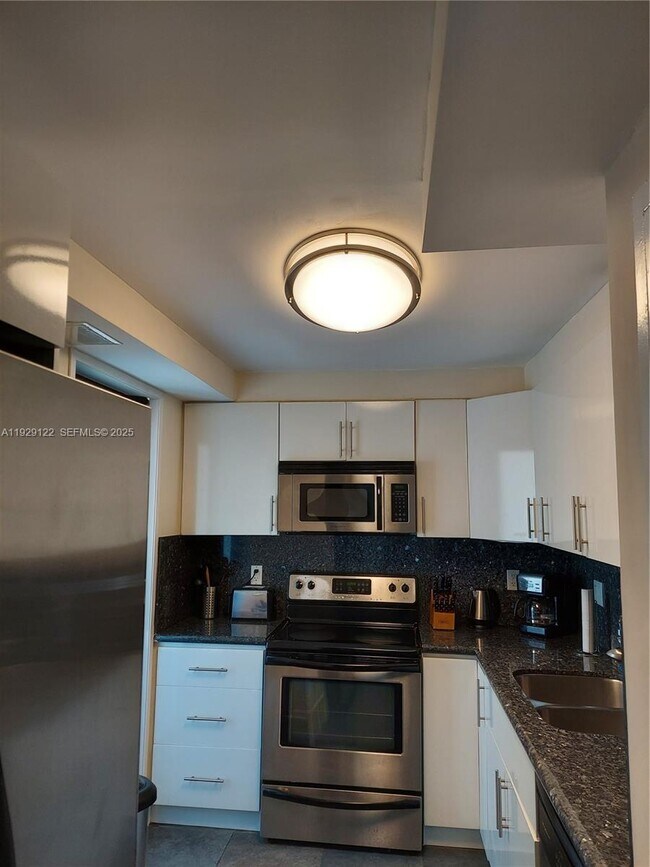 Building Photo - 301 Golden Isles Dr