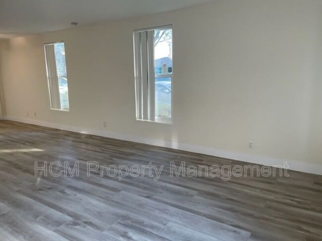 Building Photo - 2835 E 5th St