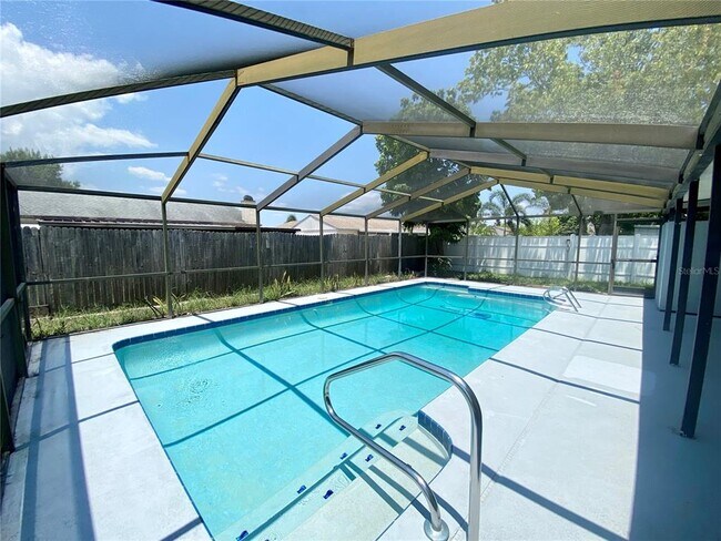 Building Photo - 8433 Somerset Dr