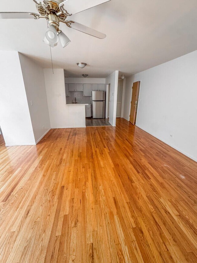 Building Photo - 6250 N Kenmore Ave