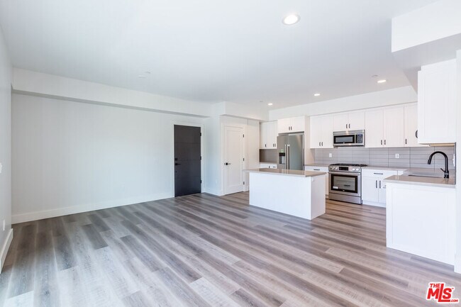 Building Photo - 857 Hayworth Ave