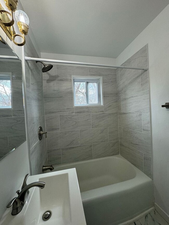 Building Photo - Cozy & Updated Duplex – Close to UMKC, Rockhurst & More