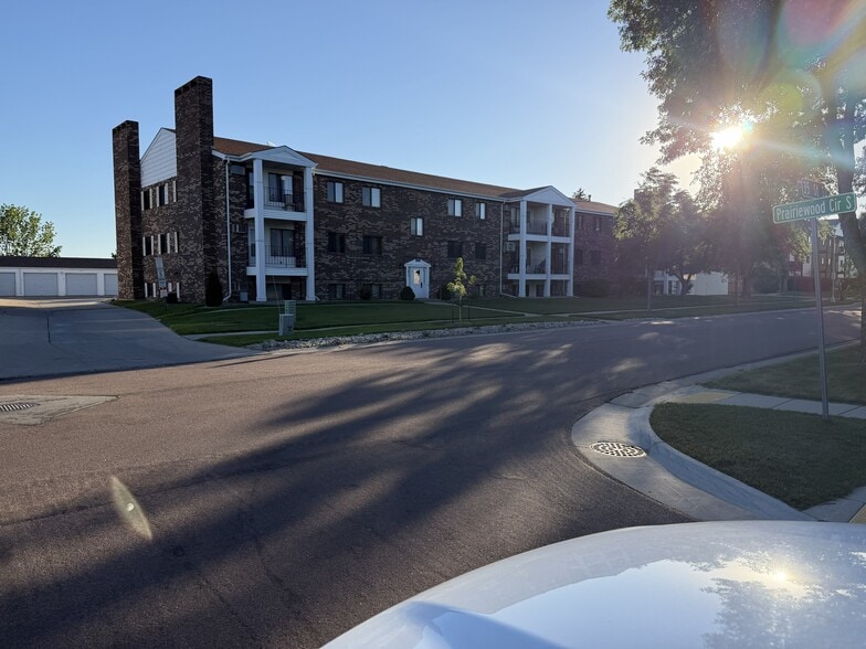 Building Photo - 341 Prairiewood Cir S