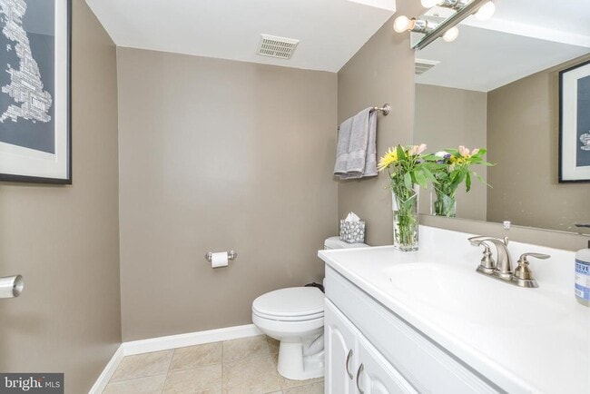 Building Photo - 629 S Henry St