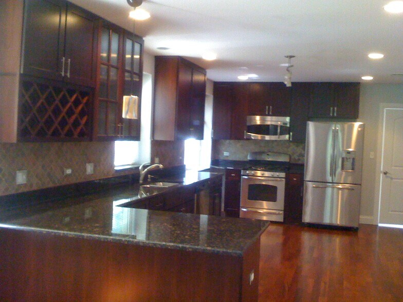 Primary Photo - 2539 W Lunt Ave