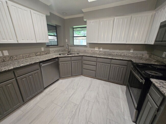 Building Photo - Charming 3bd 2 bth