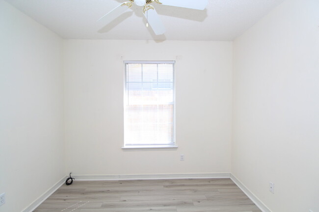 Building Photo - Updated 3-Bed, 2-Bath Home in Charter Oaks...