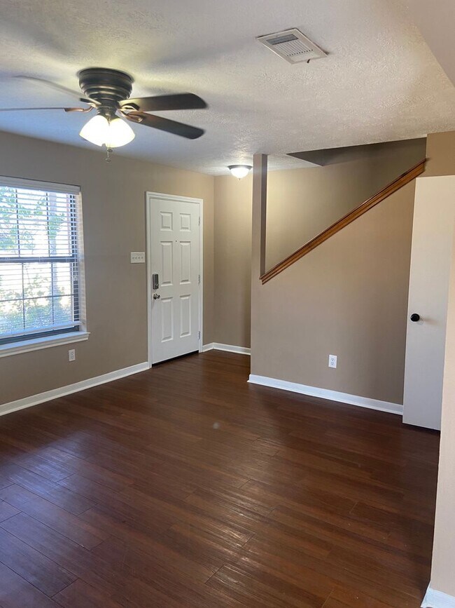 Building Photo - AUGUST 2026 PRE-LEASE Wonderful 3 Bed, 3 Bath Duplex Walking Distance from Campus!