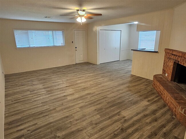 Building Photo - 1113 E Amherst Ln
