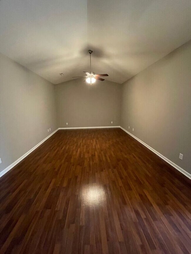 Building Photo - 2 bed, 2 bath, 2 car garage ranch style home in N. Knoxville