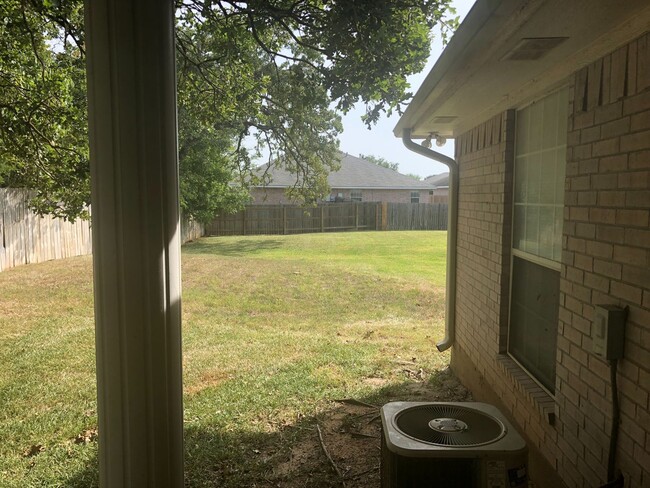 Building Photo - WELL LAID OUT 3/3 DUPLEX ON CULDESAC WITH ...