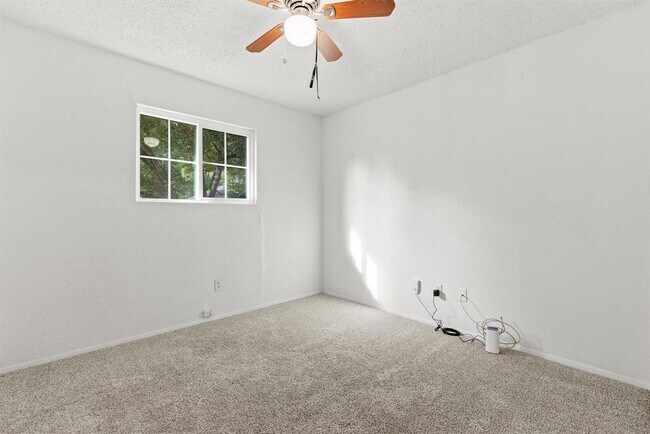 Building Photo - 600 Pin Tail Ln