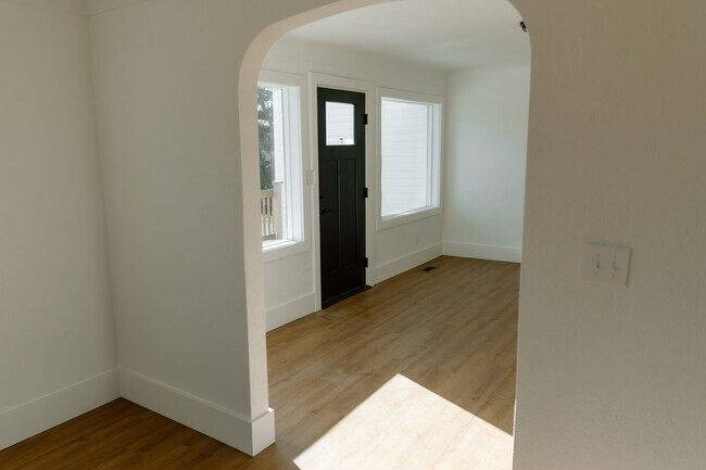 Building Photo - 114 Baker St