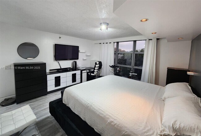 Building Photo - 3500 Mystic Pointe Dr