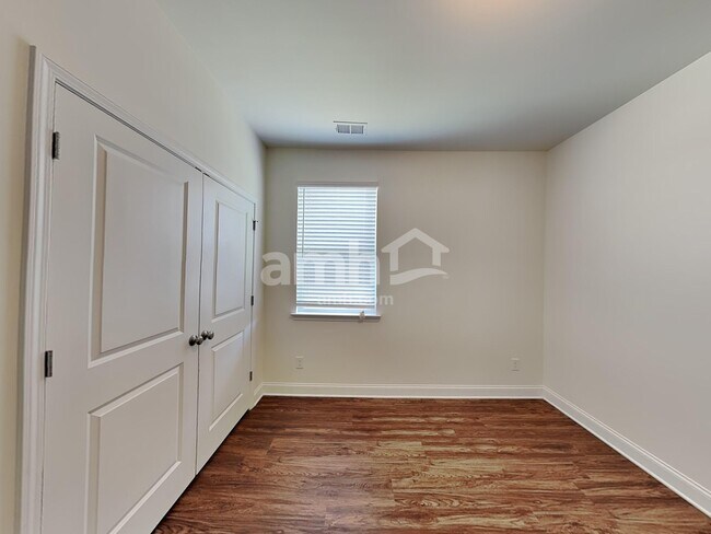 Building Photo - 7077 Creeksong Dr