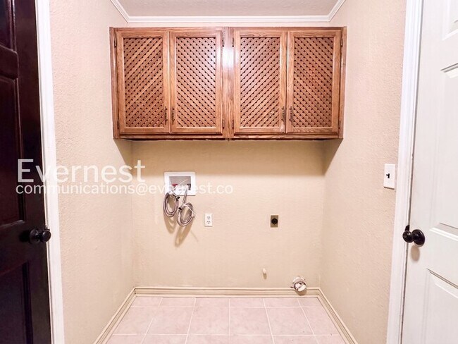 Building Photo - Spacious 4 Bed, 2 Bath Home with Fenced Yard and Two-Car Garage | Pet friendly | Available Now!