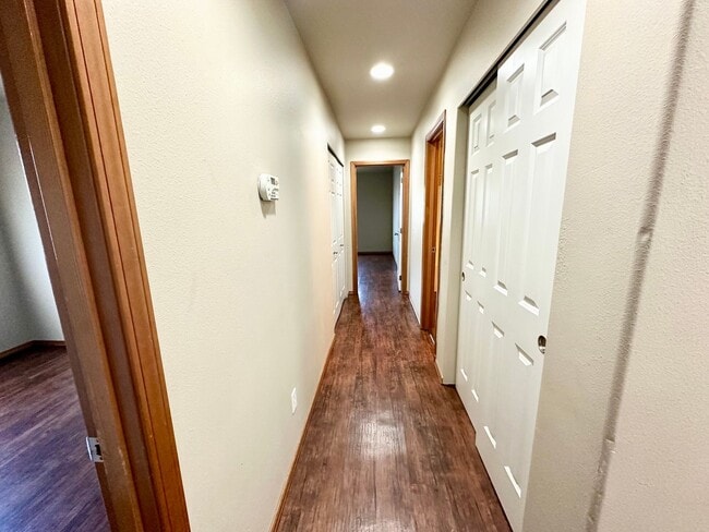 Building Photo - Spacious 3 Bedroom 2 Bathroom Home Now Available