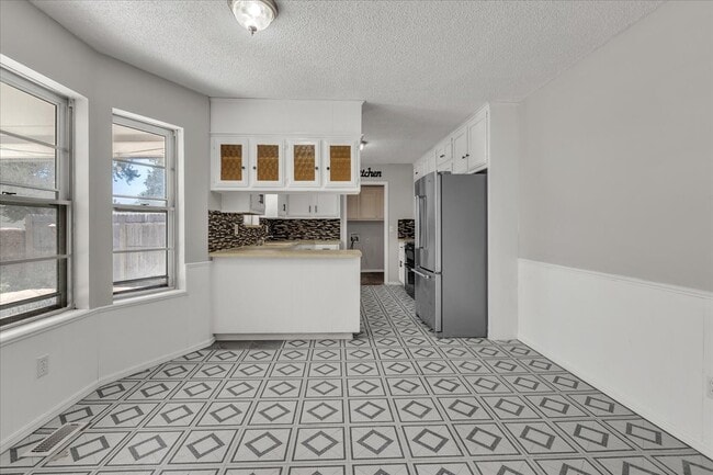 Building Photo - 3600 Sunvalley Dr