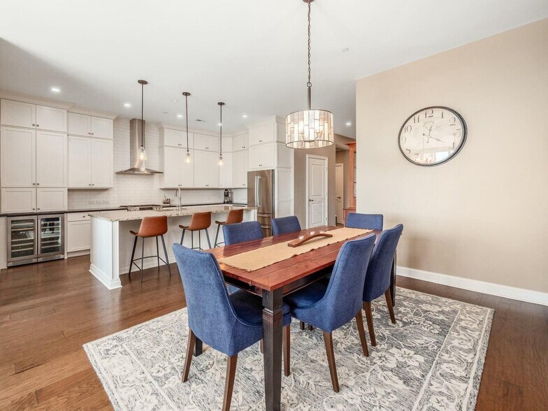 Building Photo - 250 W Spring St