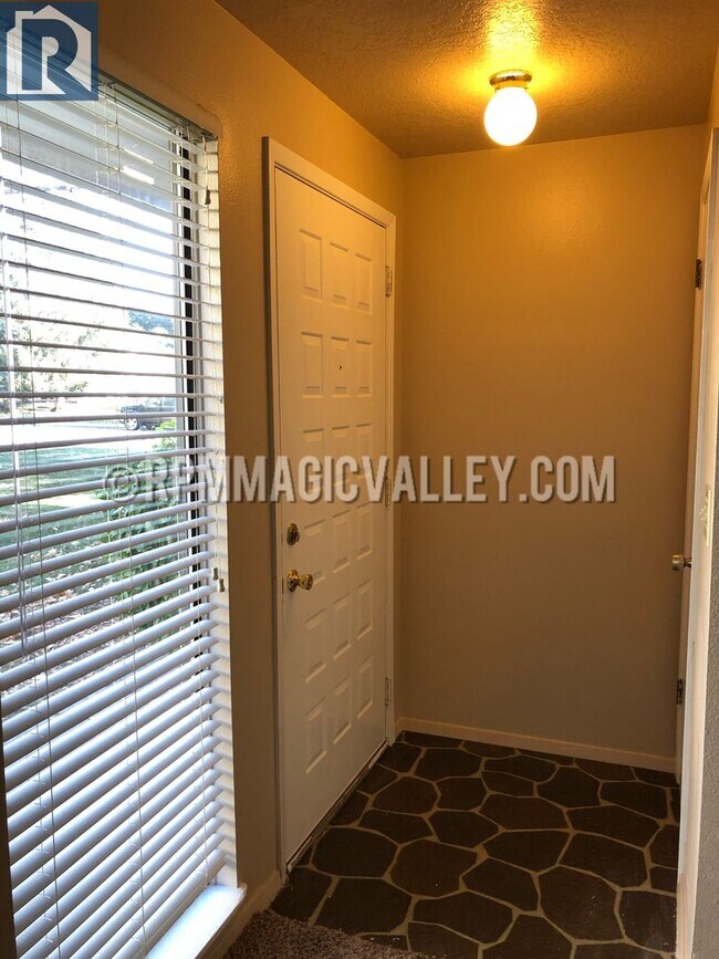 Building Photo - 747 Meadows Dr