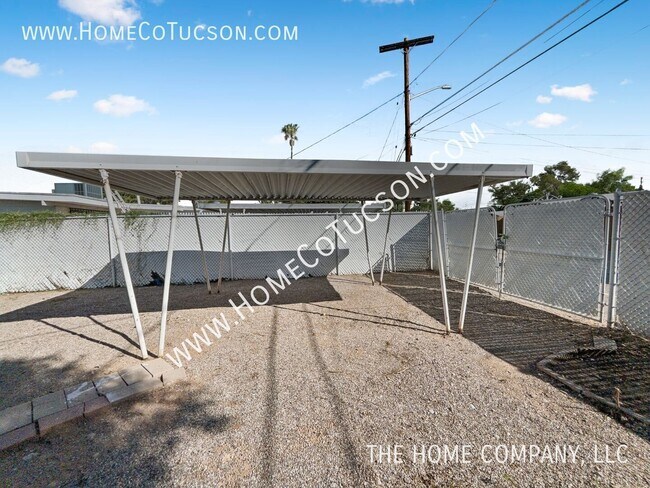 Building Photo - 1446 E Iowa Dr