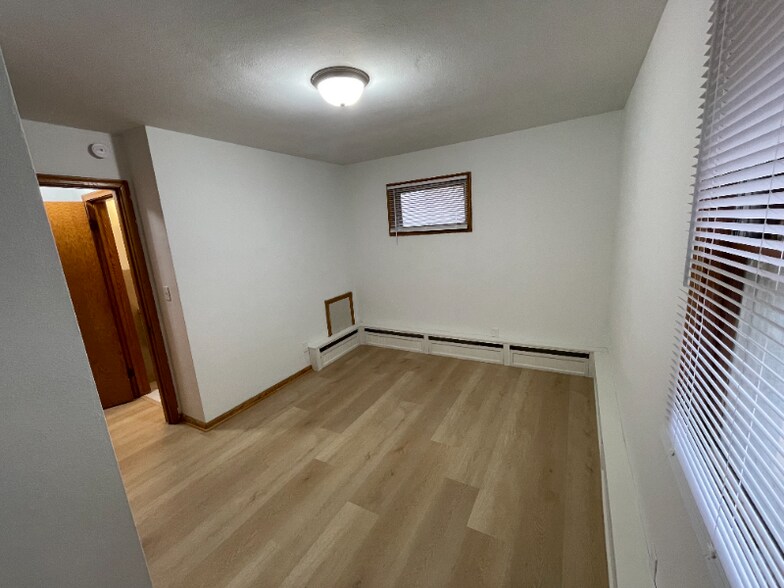 Building Photo - 616 Ivy Ave E