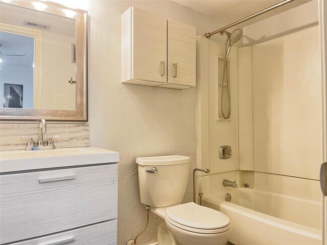 Building Photo - 1311 Antoine Dr