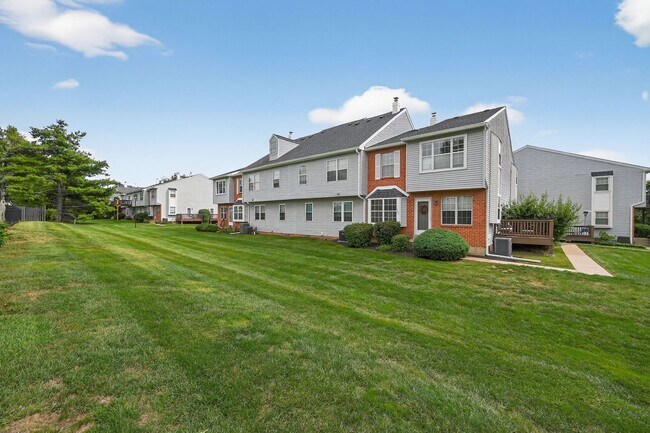 Building Photo - Beautiful 2 Bedroom, 1 Bathroom Condo In W...