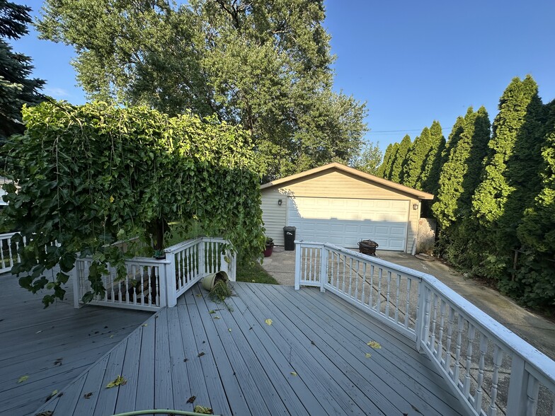 Outdoor Deck - 972 Cardwell St