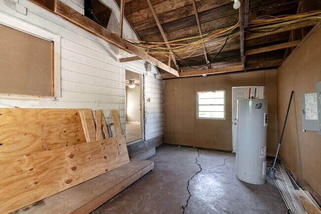Building Photo - Cozy 3 bedroom, 1 bathroom home located in...