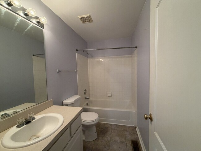 Building Photo - 1225 Brookdale Dr