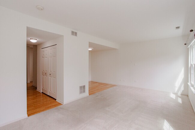 Building Photo - 1217 N Village Dr