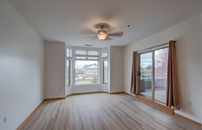 Building Photo - 301 Harbour Town Dr