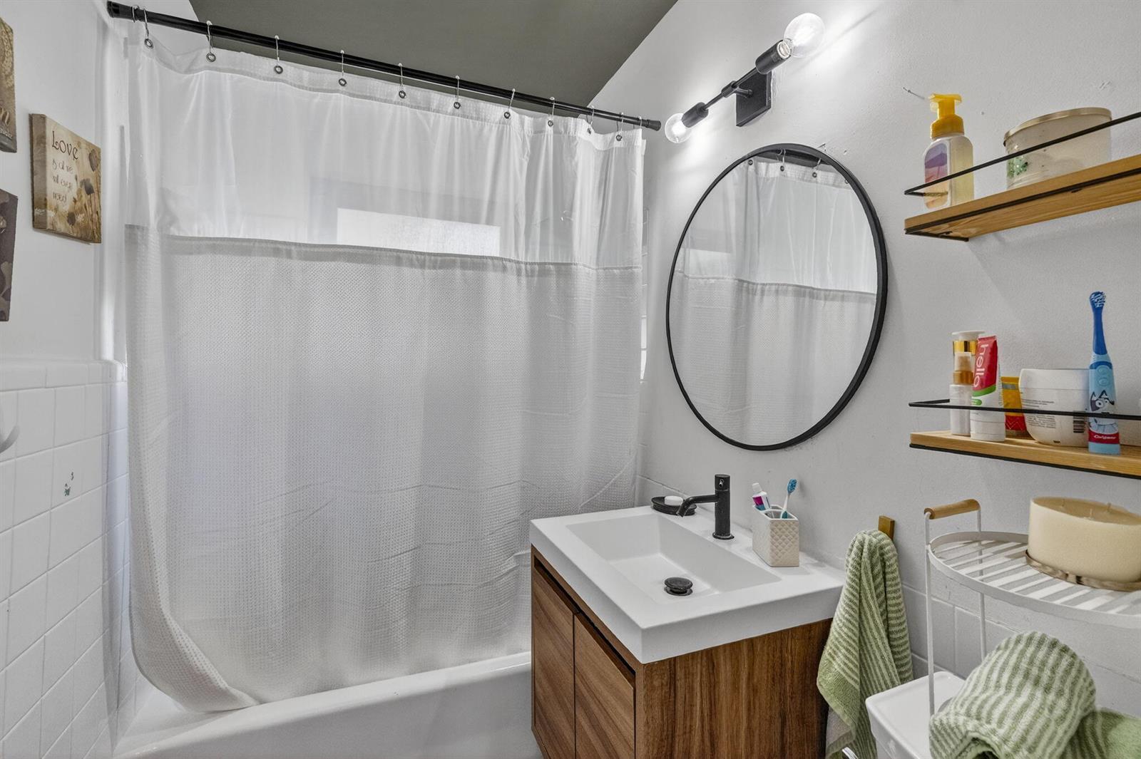 Building Photo - 2601 NE 8th Ct